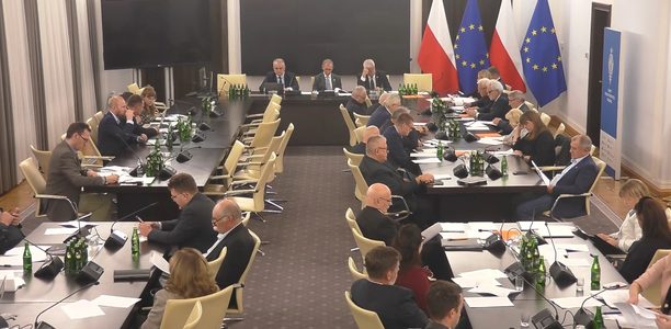Najem na doby w Senacie. Spór o zakazy i działalność gospodarczą