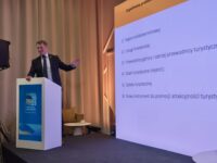 Ireneusz Raś: szybkie porządki w przepisach, rejestr najmu krótkoterminowego i nowy instrument promocji