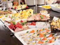 Śniadanie w hotelu dobre dla gości i dla właścicieli